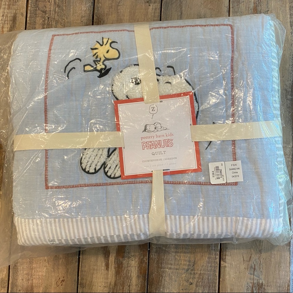 NWT snoopy twin quilt